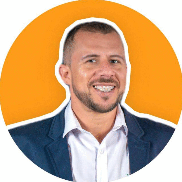 Felipe, fundador da Lipsolar Energia Solar, sorrindo em frente a fundo laranja, representando confiança e atendimento humano.